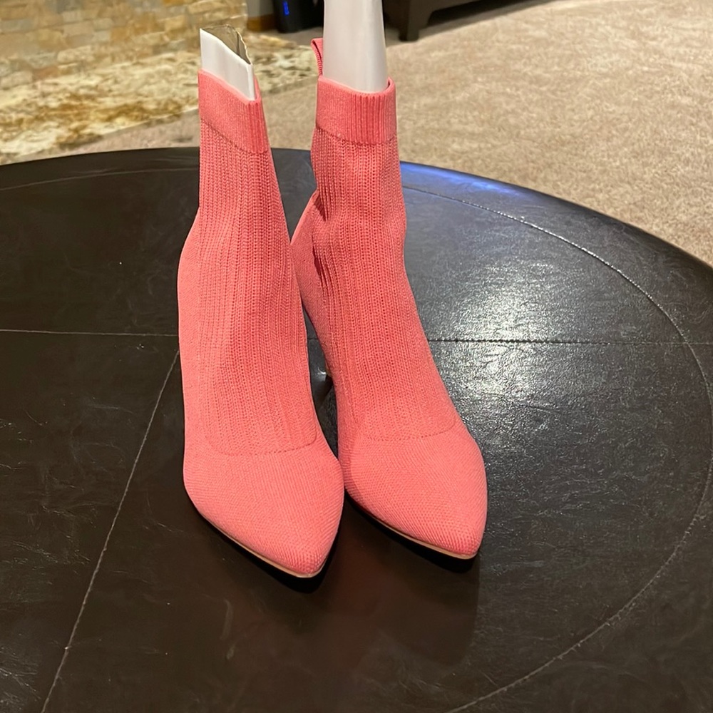 Womens Chinese Laundry Fushia Knit bootie size 7